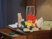 Meister Eder liegt krank im Bett. Der Pumuckl will ihm helfen und Schmerztabletten besorgen. Aber wie?