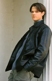 (1. Staffel) - Als der attraktive Dean (Jared Padalecki) nach Stars Hollow kommt, verdreht er Rory sofort den Kopf. Hat die junge Liebe eine Chance?