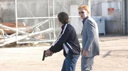 An der Lagerhalle am Hafen angekommen, bereiten sich Horatio (David Caruso, re.) und Ryan (Jonathan Togo) darauf vor, auf den flüchtigen Mörder zu treffen.
