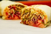 Im Restaurant „Istanbul Samer“ in Ostjerusalem gibt es in einem Schawarma-Sandwich zum Fleisch etwa fünf verschiedene Salate und Gemüsesorten – fast ein Dutzend Saucen und Toppings stehen den Gästen zur Auswahl.