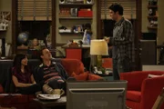 Während sich Ted (Josh Radnor, r.) von Barney überreden lässt, auf eine Party mitzukommen, genießen Marshall (Jason Segel, M.) und Lily (Alyson Hannigan, l.) einen ruhigen Abend ...