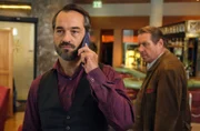 Durch Zufall bekommt Beissl (Andreas Giebel, r.) ein Telefongespräch zwischen Al Ayhan (Bijan Zamani, l.) und Jakob Leitner mit. In diesem geht es um den Falken.