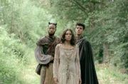 Treffen zufällig auf Prinzessin Pamina (Harriet Herbig-Matten): Papageno (Dimitri Abold, l) und Tamino (Ilyes Raoul, r)
