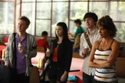 Britta und Jeff müssen sich mit Kelly (Jillian Rose Reed, 2.v.l.), Scott (Dean Collins, l.) und Mark (Jared Kusnitz, 2.v.r.), drei vorlauten Highschool-Schülern herumschlagen, deren kindisches Verhalten sie auf die Palme bringt. Doch als Jeff Marks Mutter (Lisa Rinna, r.) kennenlernt, hat er einen Plan, dies zu ändern ...