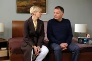 Dr. Roland Heilmann (Thomas Rühmann) hat sich nach seinem Zusammenbruch aus der Klinik zurückgezogen, doch das Nichts-Tun funktioniert nicht. Kathrin Globisch (Andrea Kathrin Loewig) rät ihm eine richtige Auszeit zu nehmen, vielleicht sogar irgendwo, wo ihn nicht alles an Pia erinnert.