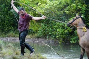 Moderator Hazen Audel überquert den Fluss mit einem Pferd. (National Geographic/Tess Benjamin)