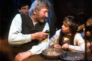 Vom Bremer Sepp (Karl Merkatz) hat der kleine Peter Rosegger (Harald Gauster) einiges über die Kunst des Erzählens lernen können.
