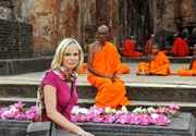 DAS TRAUMHOTEL - SRI LANKA, Bei den buddhistischen Mönchen sucht Nadja Rat und Hilfe.