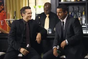 Lassen es sich auf der Party gut gehen: Kevin Ryan (Seamus Dever, l.) und Javier Esposito (Jon Huertas, r.)