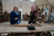 Archäologin Steph Duensing zeigt Alice Funde aus den Ausgrabungen des Caerfai Hill Fort