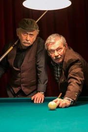 Edwin (Tilo Prückner, l.) und Günter (Wolfgang Winkler, r.) haben keine Zeit für Billard, ein Stammtischbruder ist erstochen worden.