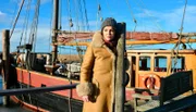 Karin Lossow (Katrin Sass) auf der Suche nach ihrem alten Freund Heiner.