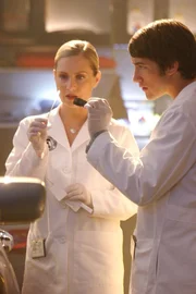 Calleigh (Emily Procter) hat Schleim an dem Rolls Royce gefunden, den sie und Ryan (Jonathan Togo) genauer unter die Lupe nehmen.