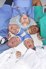 (1. Staffel) - Ein unschlagbares Team: (v.l. unten im Uhrzeigersinn) Dr. Phil Cox (John C. McGingley), John Dorian (Zach Braff), Elliot (Sarah Chalke), Turk (Donald Faison) und Dr. Bob Kelso (Ken Jenkins) ...