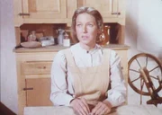 Caroline (Karen Grassle) befürchtet, dass ihr Mann sie mit einer anderen Frau betrügt.