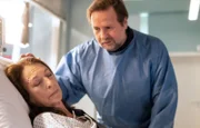 Erika Wildenhorst (Daniela Ziegler) hat sich entschieden: Sie will ihrem 20 Jahre jüngeren Mann Thomas (Steffen Münster) nicht zur Last fallen und gibt ihn frei. Jetzt ist er noch jung genug, um sich eine neue Familie aufzubauen.