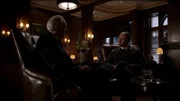Alan Fitch (Alan Alda, l.) und Raymond 'Red' Reddington (James Spader, r.)