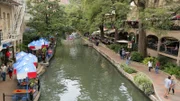 Der weltberühmte River Walk in San Antonio liegt knapp unterhalb des Straßenniveaus und ist gesäumt von Bars, Geschäften, Restaurants, Natur und öffentlicher Kunst.