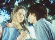 John (Radames Pera, r.), der Adoptivsohn von Edwards, gesteht Mary (Melissa Sue Anderson, l.) seine Liebe.