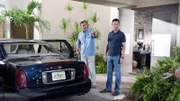 Sam (Bruce Campbell, l.) und Michael (Jeffrey Donovan) gelingt es, in ein schwerbewachtes Lagerhaus einzubrechen und einen Koffer mit "sensibler Elektronik" zu stehlen. Jedoch geraten sie auf dem Rückweg unter starken Beschuss.