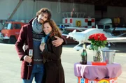 Annalena und Tobias sind bereit in ihr Glück zu starten. Von links: Tobias (Valentin Schreyer) und Annalena Brunner (Heidrun Gärtner).