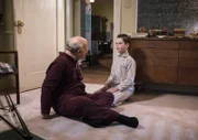 Dr. John Sturgis (Wallace Shawn, l.); Sheldon Cooper (Iain Armitage, r.)