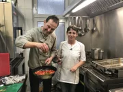 In der Küche von "Benders Gasthaus" haben Jürgen Bender (l.) und Köchin Melanie (r.) das Sagen... Nehmen sie die Hife von Starkoch Frank Rosin an und können seine Tipps umsetzen?