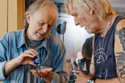 I'll remember you, Die Serie, Staffel 1, Folge 4, Düde Dürst spendiert Schöre Mülle ein Minzbonbon - von den beiden scherzhaft als «LSD» bezeichnet.