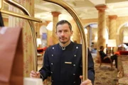Amazing Hotels - Hotel Kulm, St. Moritz, Staffel 2, Folge 6, Giles Coren versucht sich als Page.