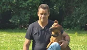 Der zweijährige Sprengstoffspürhund Rufus mit Herrchen Henrik Sielaff.