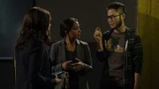 Elizabeth Keen (Megan Boone, l.), Meera Malik (Parminder Nagra, m.)
