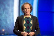Für ausgelassene Stimmung in der Sendung sorgt Comedian Olaf Schubert, mit einer Stand-up-Kostprobe aus seinem Programm "SO".