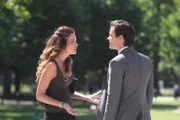 Neal (Matt Bomer) versucht Alex (Gloria Votsis) von seinem Plan zu überzeugen.