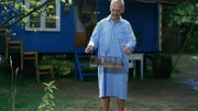 Mit einer Lebendfall fängt Peter (Peter Lustig) eine Ratte in seinem Bauwagen - kann die nicht woanders leben?