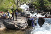 V.l.: Philip, Freddie, Kimberly und Leonie müssen einen Fluss durchqueren.