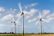 Windkraft ist das Symbol der Energiewende: Klimaschutz dank erneuerbarer Energie. Aber Widerstände sind nach wie vor groß bei Anwohnern und Naturschützern. Sven Oswald sucht nach Lösungen: Wie können Windräder leiser für Menschen und ungefährlicher für Tiere werden? Wo finden sich neue Standorte für Anlagen? Wann profitieren die Kommunen von den Gewinnen der Windkraftbetreiber?