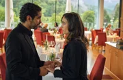 Nadin (Younes Tissinte, l.) und Dalilah (Laila Khaddour, r.) ahnen nicht, dass sie belauscht werden. Die beiden sind in Wirklichkeit zusammen und planen etwas.