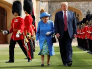 Als Donald Trump im Juli 2018 die Queen auf Windsor Castle besuchte, verstieß er gleich mehrfach gegen die Hofetikette: er ließ die Monarchin warten und lief vor ihr die Königliche Garde ab.