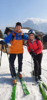 Sonja Weissensteiner mit Bergführer und Flugretter Adam Holzknecht beim Aufstieg mit Tourenskiern.