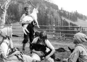 Ein schneeweißes Kitz, meinen die Waldbauernkinder, würde gut zum weißen Haar des Schäfers passen. vl.n.r.: Edith Rode (Mirzele), Harald Gauster (Peter), Birgit Schrabacher (Plonele), Ronnald Ruhdorfer (Jakobele).