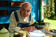 Durch ein Wasserglas bricht sich das Licht der Sonne. Peter (Peter Lustig) ist von diesem Wunderwerk der Natur ganz begeistert.