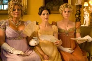 Miss Elizabeth Charming (Jennifer Coolidge), Jane Hayes (Keri Russell) und Lady Amelia Heartwright (Georgia King)