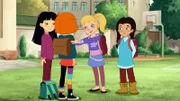 Lilli steht mit ihren Freundinnen auf dem Schulhof.