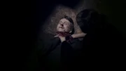 Ediths Liebhaber Freddy tötet ihren Ehemann Percy. Die Polizei verhaftet Edith und Freddy.