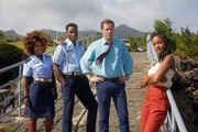 Officer Ruby Patterson (Shyko Amos, l.), Officer JP Hooper (Tobi Bakare, 2.v.l.), DI Jack Mooney (Ardal O'Hanlon, 2.v.r.) und Madeleine Dumas (Aude Legastelois, r.) ermitteln in einem Mordfall.