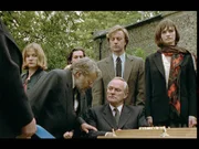 Auf der Beerdigung der ermordeten Emily Simpson ist halb Badger's Drift versammelt: Judy Lessiter (Jessica Stevenson, l.), Dr. Trevor Lessiter (Bill Wallis, 2.v.l.), Gutsbesitzer Henry Trace (Julian Glover, M. sitzend), der Gutsverwalter David Whitely (Christopher Villiers, 2.v.r.) sowie die zukünftige Mrs. Trace, Katherine Lacey (Emily Mortimer, r.). Doch ist die Trauer wirklich echt?