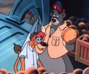Käpt'n Balu hat gerade noch rechtzeitig eingreifen können, um Wildkatz davon abzuhalten, die Melonen-Ladung aus dem Flugzeug zu werfen.