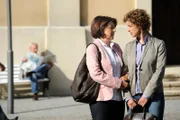 Maria erklärt Rosi, dass sie um ihre Ehe mit Hubert kämpfen wird. Von links: Rosi Brunner (Brigitte Walbrun) und Maria Kirchleitner (Daniela März).