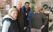 Foto, v.li.: Petra, Oliver, Trödelexperte Sükrü Pehlivan und Jürgen