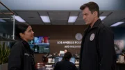 Officer John Nolan (Nathan Fillion) sichert Officer Celina Juarez (Lisseth Chavez) seine volle Unterstützung bei der Aufklärung des Mordes an ihrer Schwester zu.